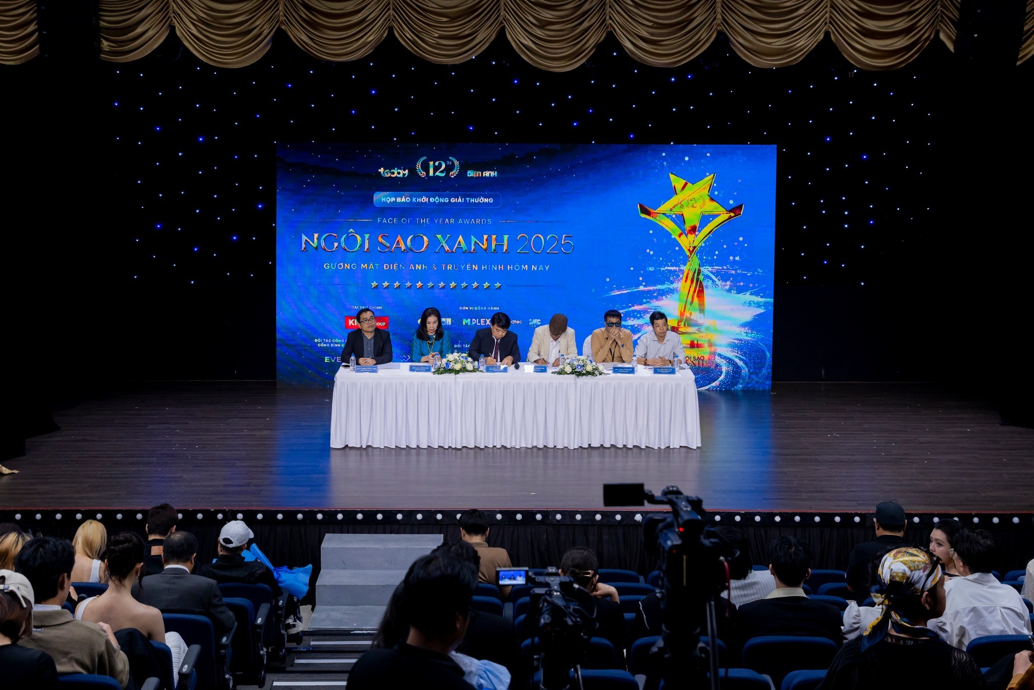 Ngôi Sao Xanh 2025 đạt số lượng kỷ lục: 741 đề cử tranh tài, quy tụ hầu hết tác phẩm đình đám nhất năm qua Ngôi Sao Xanh 2025 đạt số lượng kỷ lục: 741 đề cử tranh tài, quy tụ hầu hết tác phẩm đình đám nhất năm qua