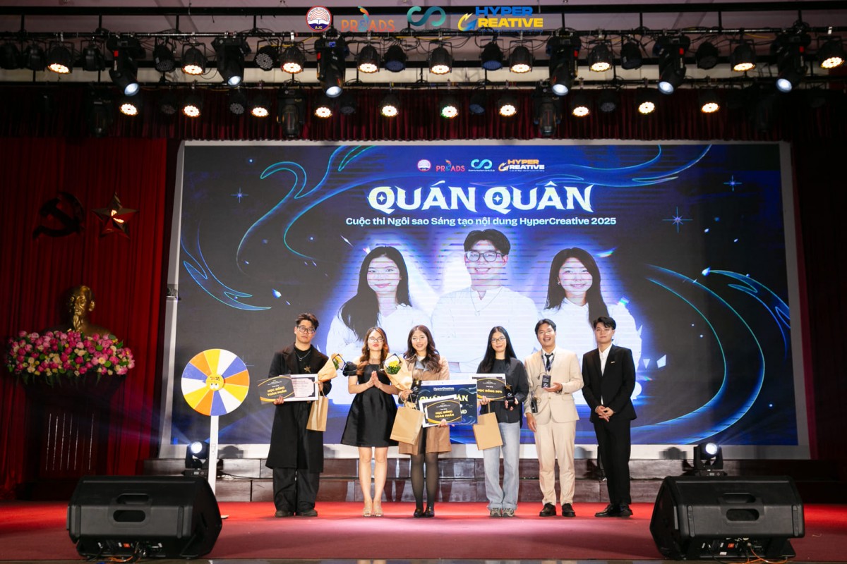 Ảnh 4: Với hàng loạt lập luận sắc bén, đội thi CREATIVE HUNTER ghi điểm trước hội đồng chuyên môn và giành lấy vị trí Quán quân. 