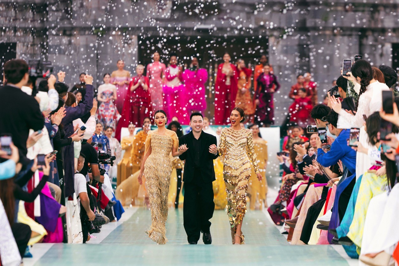 Fashion show 'Hello Cosmo From Vietnam' mùa 2: Hơn 70 thí sinh 'Miss Cosmo 2025' trình diễn thời trang ấn tượng tại Quảng trường Ngọ Môn - Hoàng Thành