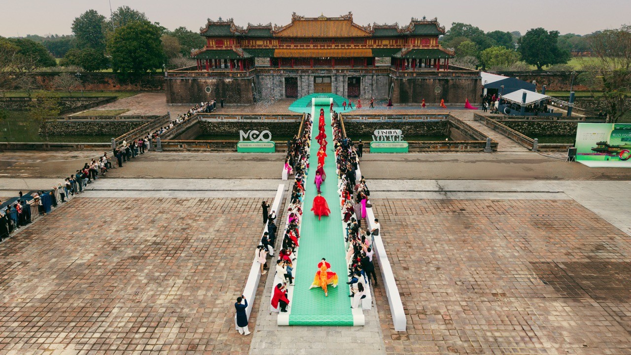 Fashion show 'Hello Cosmo From Vietnam' mùa 2: Hơn 70 thí sinh 'Miss Cosmo 2025' trình diễn thời trang ấn tượng tại Quảng trường Ngọ Môn - Hoàng Thành