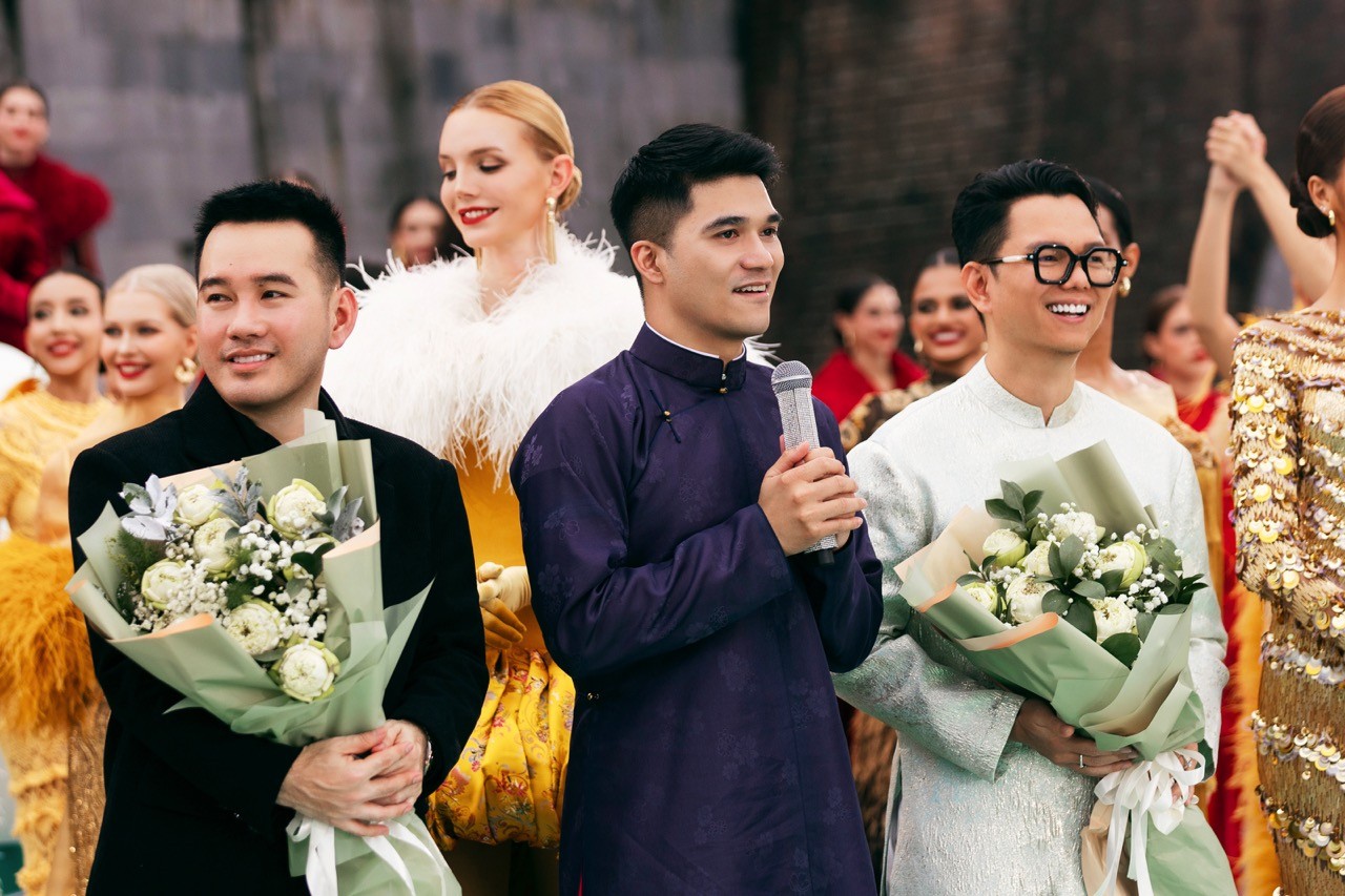 Fashion show 'Hello Cosmo From Vietnam' mùa 2: Hơn 70 thí sinh 'Miss Cosmo 2025' trình diễn thời trang ấn tượng tại Quảng trường Ngọ Môn - Hoàng Thành