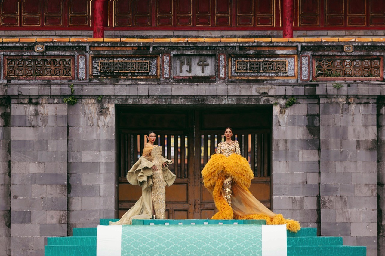 Fashion show 'Hello Cosmo From Vietnam' mùa 2: Hơn 70 thí sinh 'Miss Cosmo 2025' trình diễn thời trang ấn tượng tại Quảng trường Ngọ Môn - Hoàng Thành