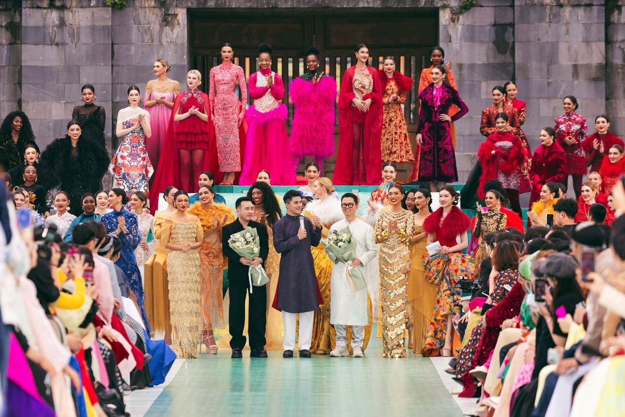 Fashion show 'Hello Cosmo From Vietnam' mùa 2: Hơn 70 thí sinh 'Miss Cosmo 2025' trình diễn thời trang ấn tượng tại Quảng trường Ngọ Môn - Hoàng Thành