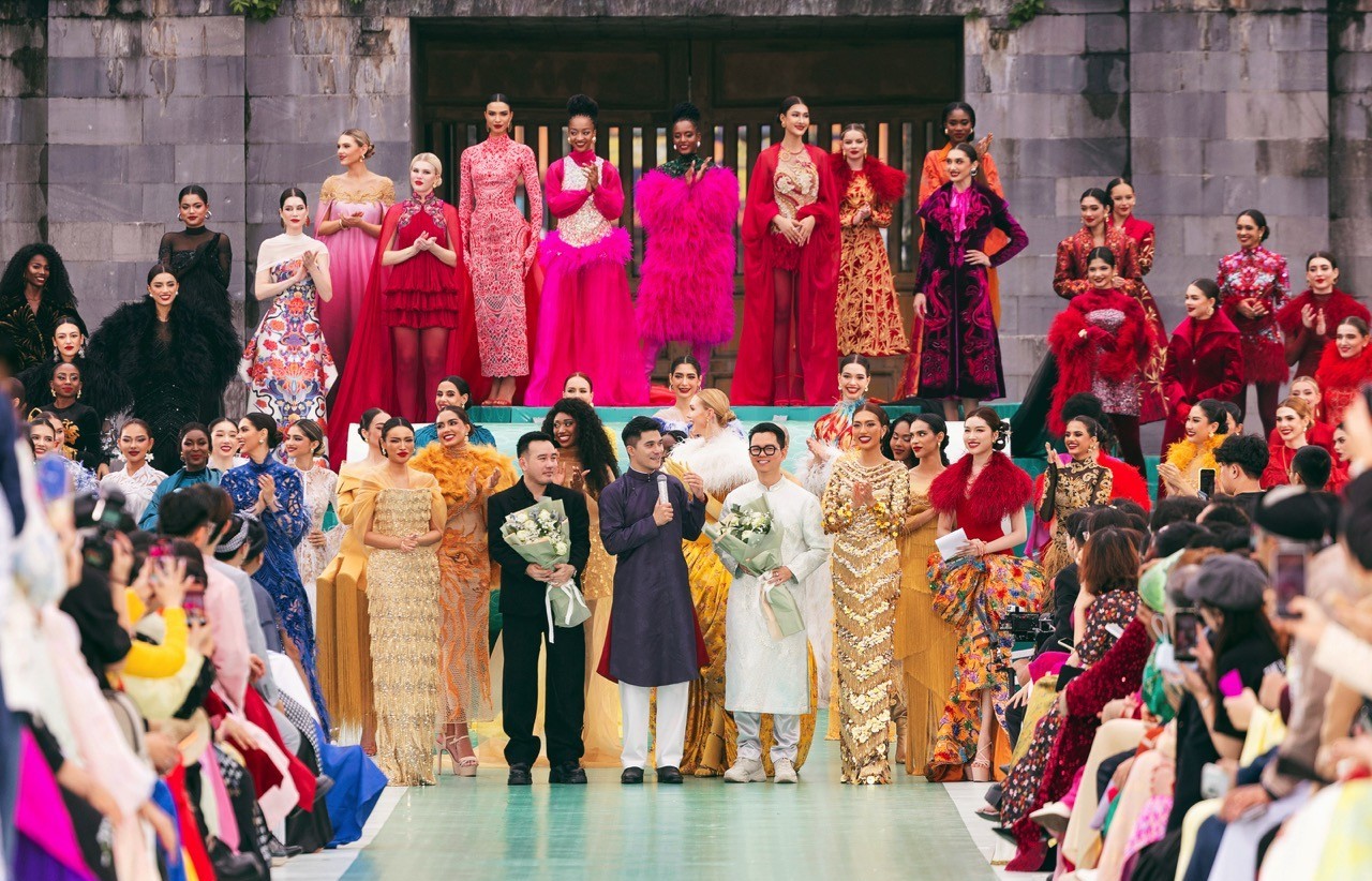 Fashion show 'Hello Cosmo From Vietnam' mùa 2: Hơn 70 thí sinh 'Miss Cosmo 2025' trình diễn thời trang ấn tượng tại Quảng trường Ngọ Môn - Hoàng Thành