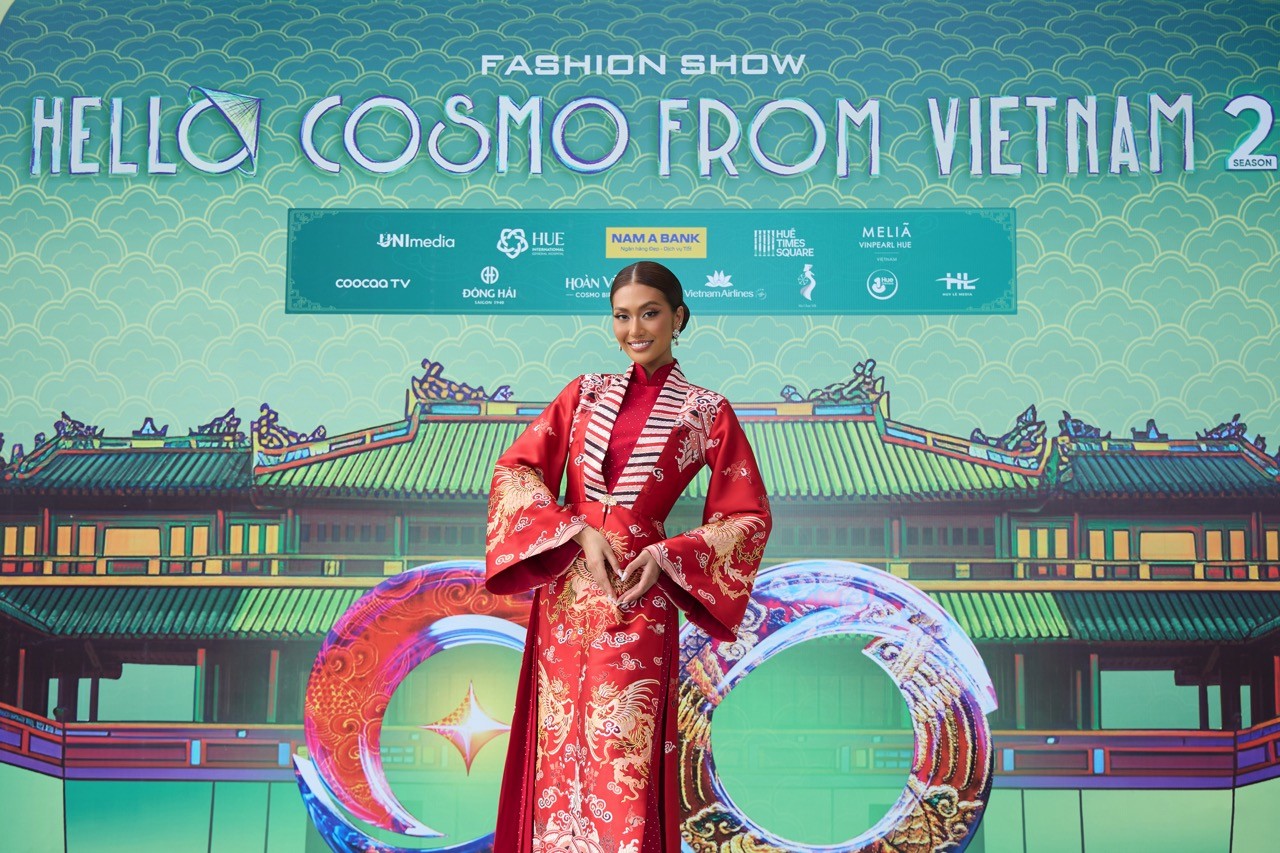 Fashion show 'Hello Cosmo From Vietnam' mùa 2: Hơn 70 thí sinh 'Miss Cosmo 2025' trình diễn thời trang ấn tượng tại Quảng trường Ngọ Môn - Hoàng Thành
