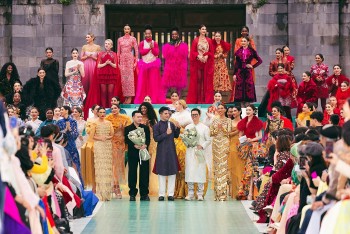 Fashion show 'Hello Cosmo From Vietnam' mùa 2: Hơn 70 thí sinh 'Miss Cosmo 2025' trình diễn thời trang ấn tượng tại Quảng trường Ngọ Môn - Hoàng Thành