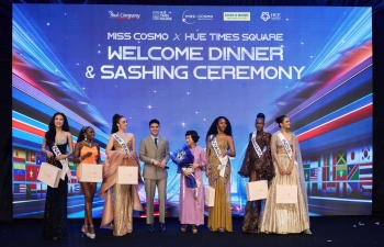 'Miss Cosmo 2025': Dàn thí sinh lộng lẫy nhận Sash tại Quảng trường Thời Đại - Huế Times Square
