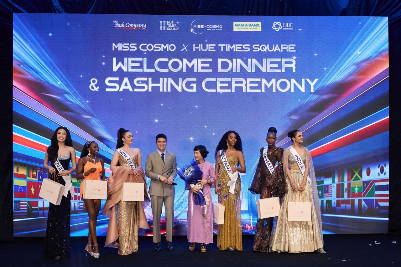 'Miss Cosmo 2025': Dàn thí sinh lộng lẫy nhận Sash tại Quảng trường Thời Đại - Huế Times Square