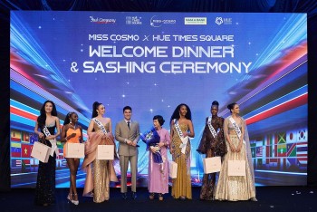'Miss Cosmo 2025': Dàn thí sinh lộng lẫy nhận Sash tại Quảng trường Thời Đại - Huế Times Square