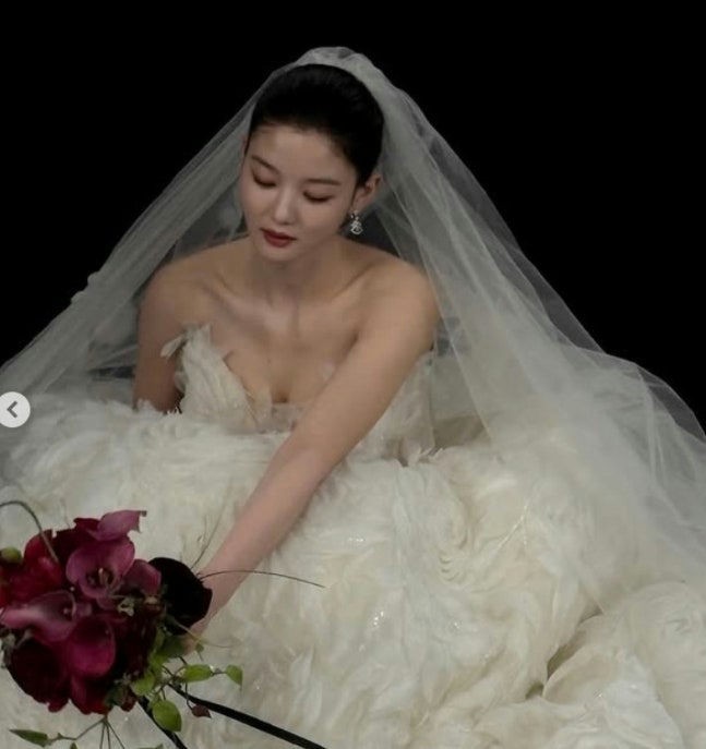 Kim Yoo Jung diện váy cưới quyến rũ trong 'Dear X', netizen ghen tỵ