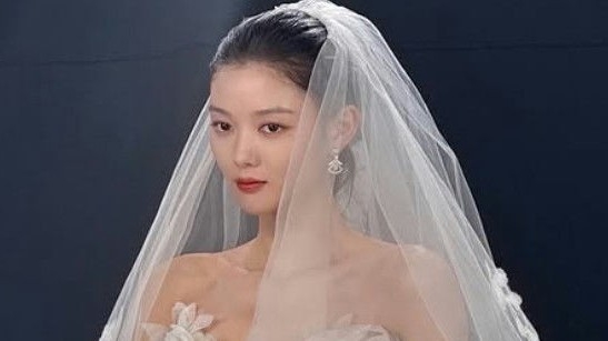 Kim Yoo Jung diện váy cưới quyến rũ trong 'Dear X', netizen ghen tỵ