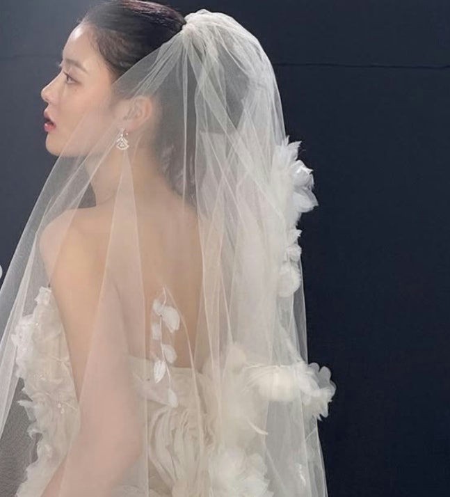 Kim Yoo Jung diện váy cưới quyến rũ trong 'Dear X', netizen ghen tỵ