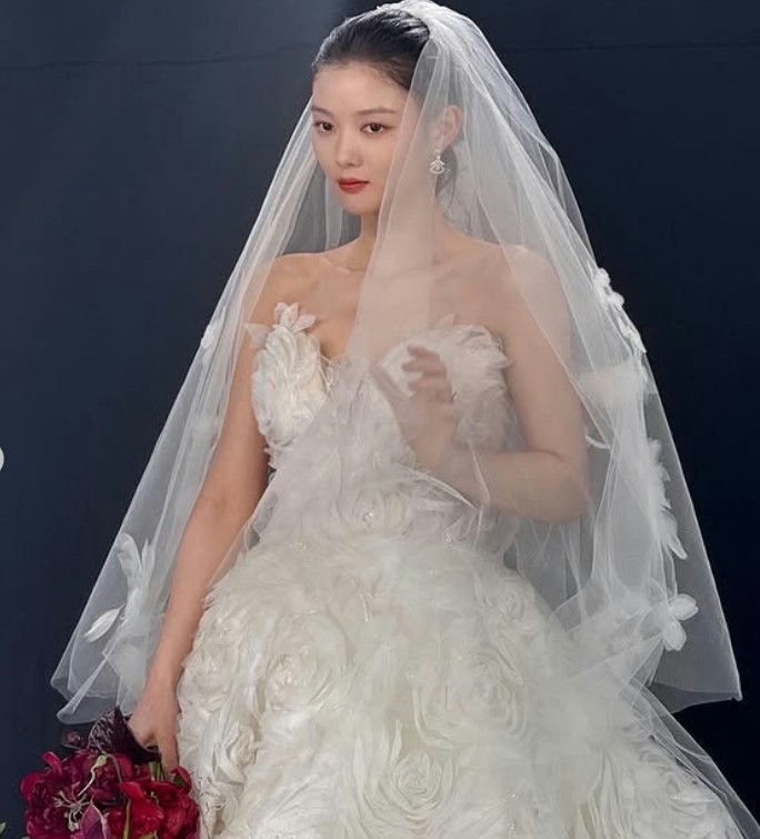 Kim Yoo Jung diện váy cưới quyến rũ trong 'Dear X', netizen ghen tỵ