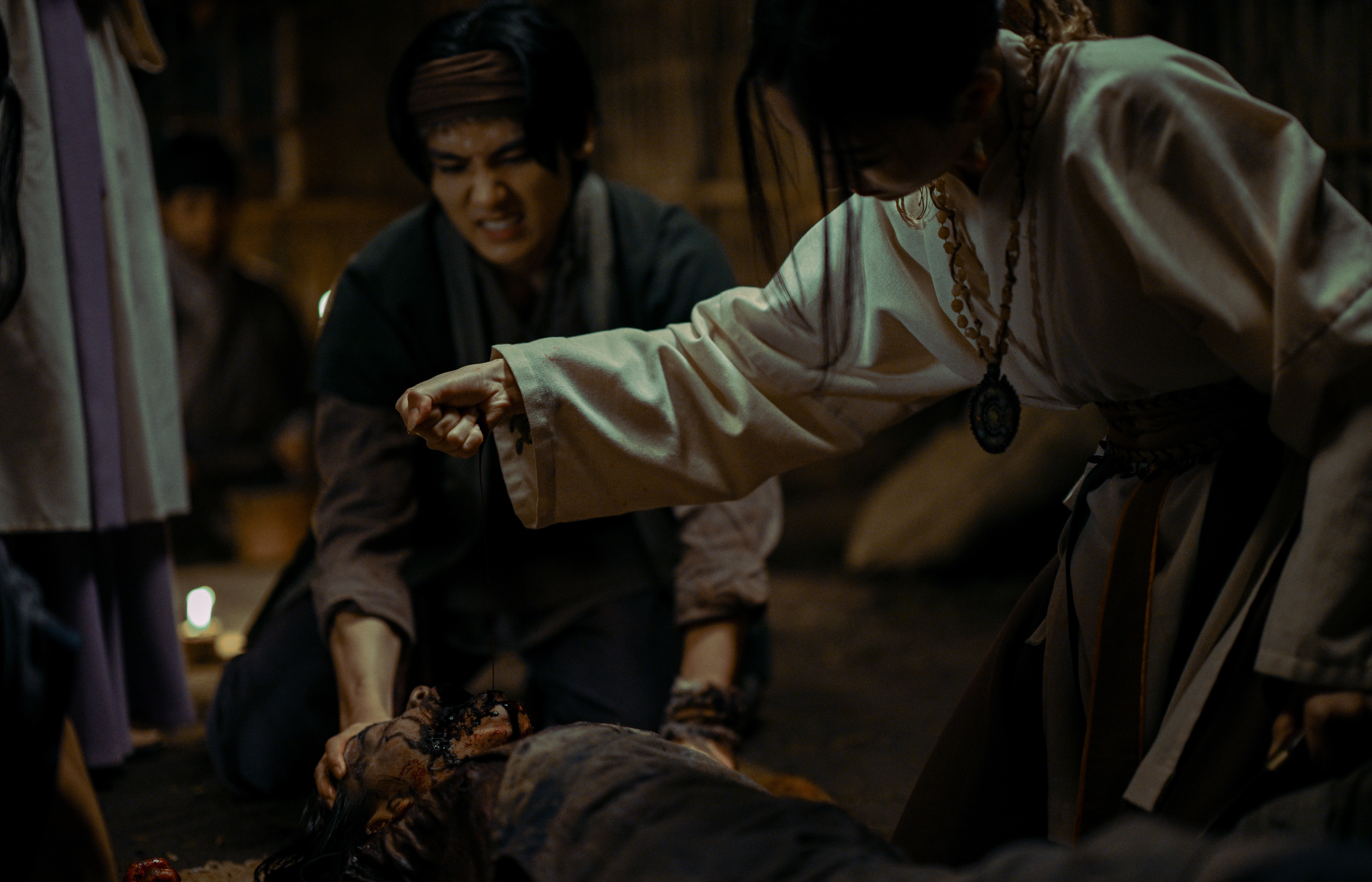 'Hoàng tử quỷ' hé lộ hai phân cảnh kịch tính, mãn nhãn của phim trước thềm khởi chiếu