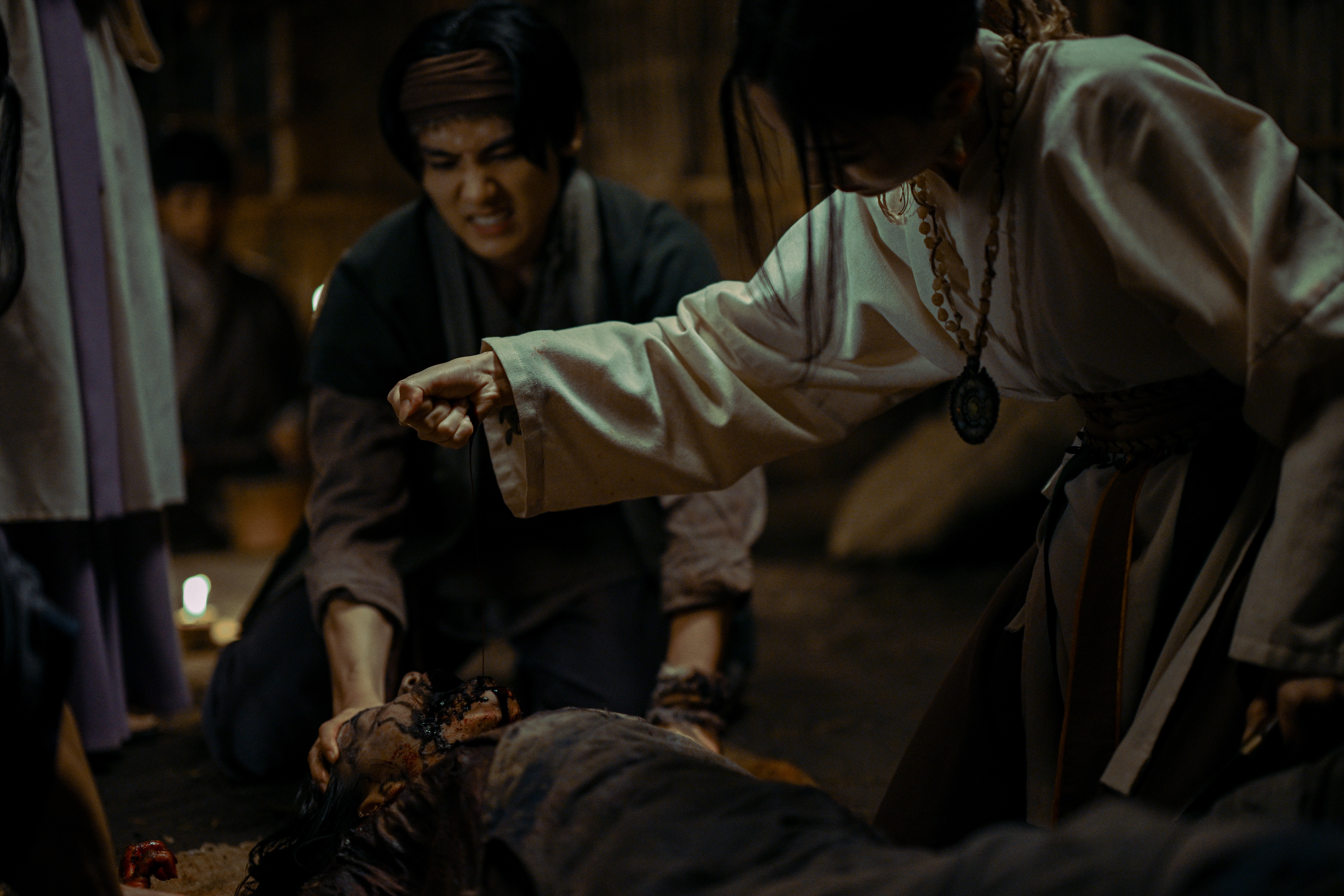 'Hoàng tử quỷ' hé lộ hai phân cảnh kịch tính, mãn nhãn của phim trước thềm khởi chiếu