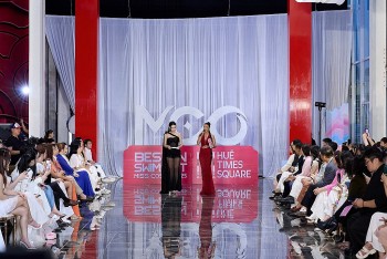 Mưa lớn tại Huế, tổ chức 'Miss Cosmo' nhanh chóng di dời sân khấu 'Best In Swimsuit', đảm bảo an toàn cho thí sinh quốc tế