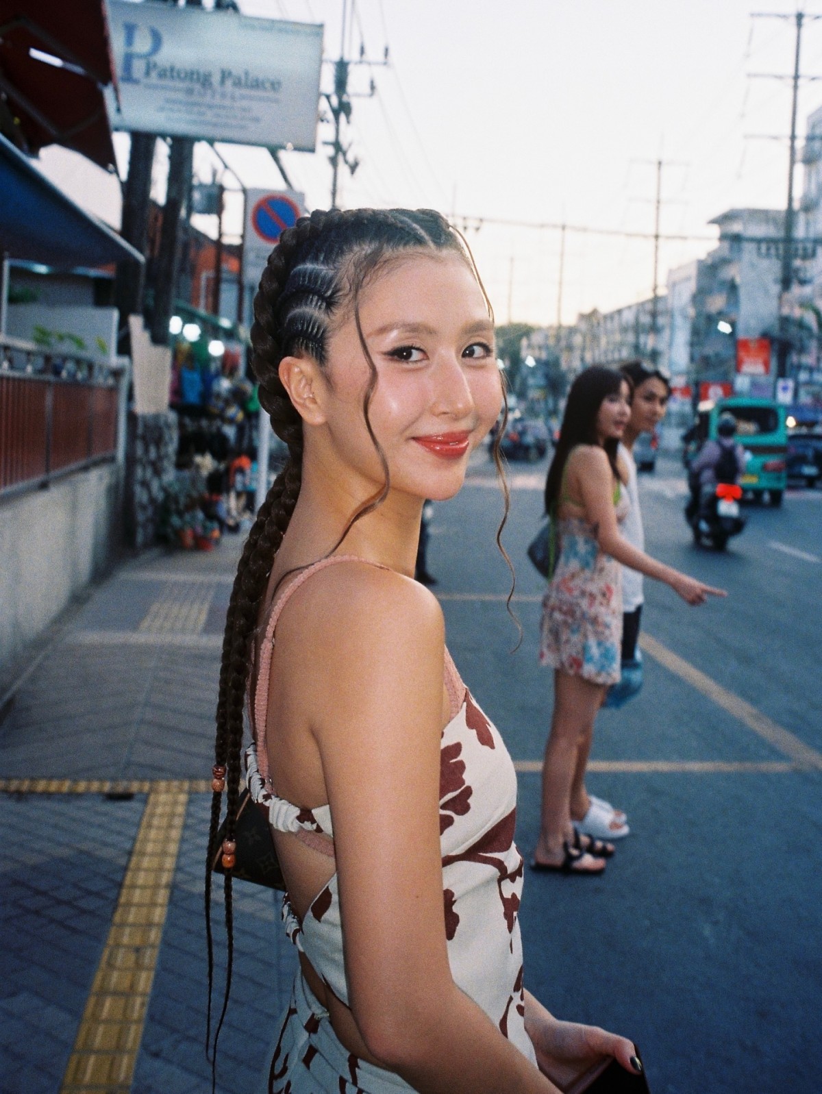 Tăng Duy Tân ôm eo Bích Phương, ngầm xác nhận mối quan hệ?