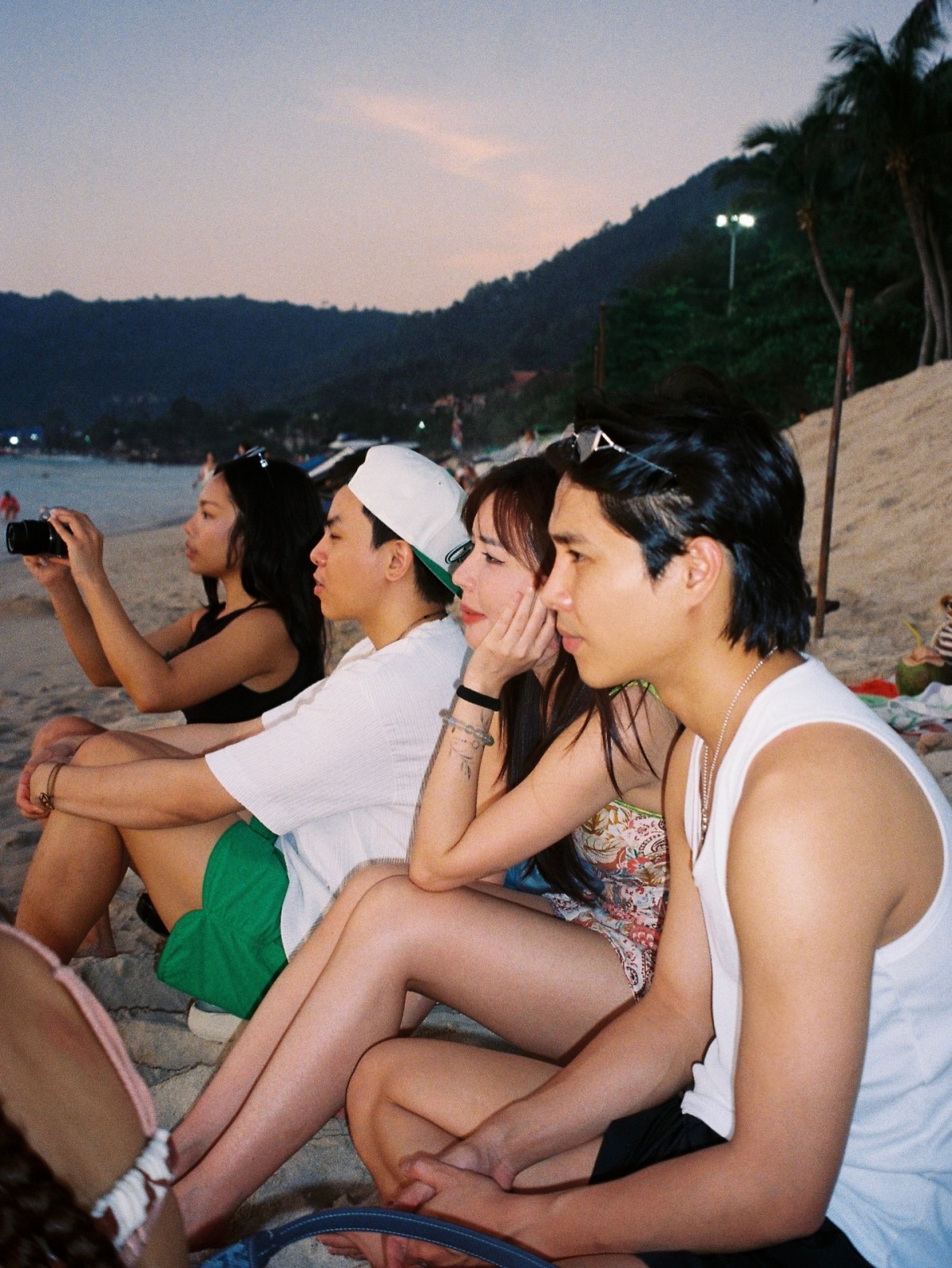 Tăng Duy Tân ôm eo Bích Phương, ngầm xác nhận mối quan hệ?