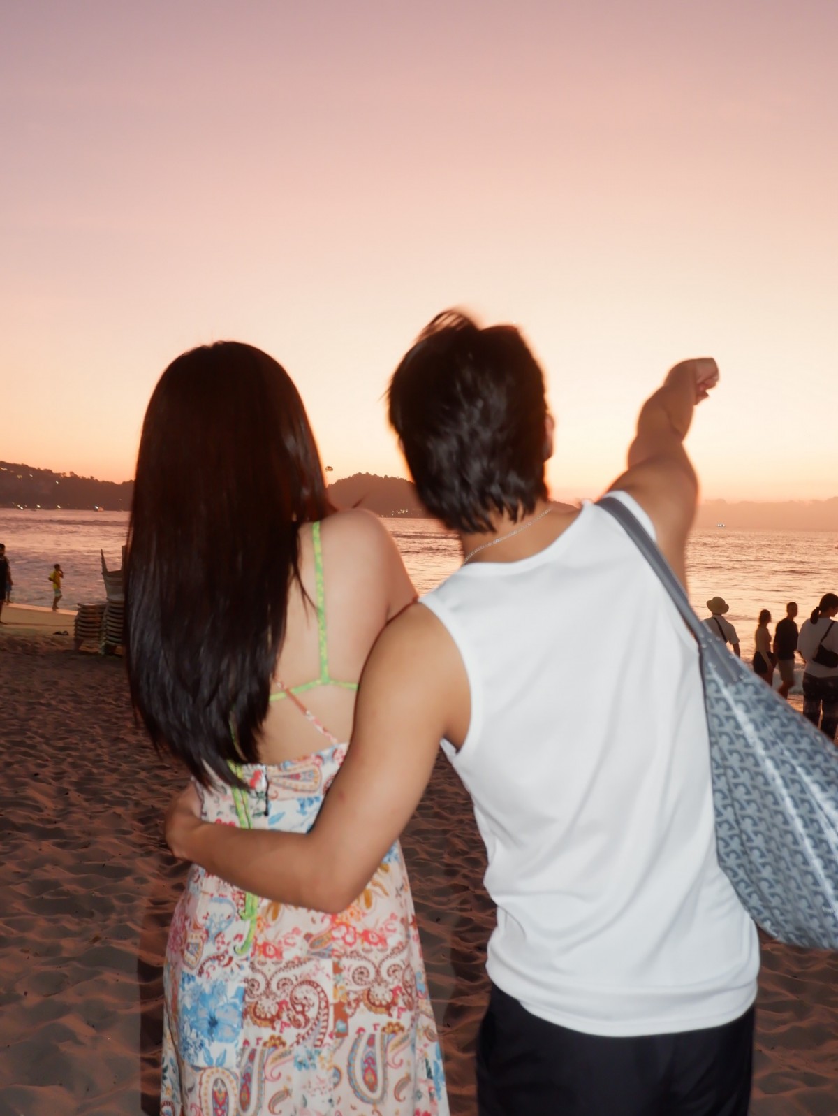 Tăng Duy Tân ôm eo Bích Phương, ngầm xác nhận mối quan hệ?