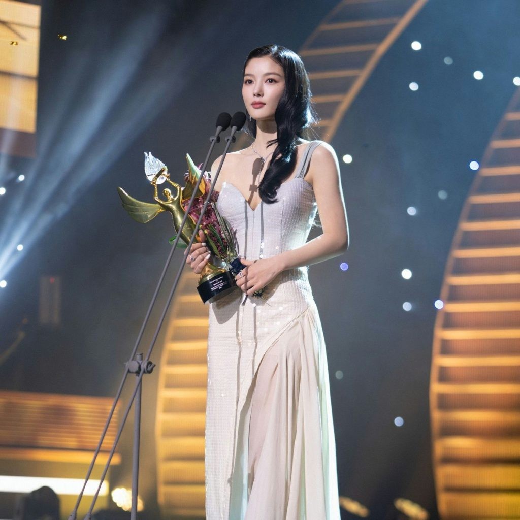 'Dear X' đứng đầu 108 quốc gia nhưng thế giới vẫn tranh cãi