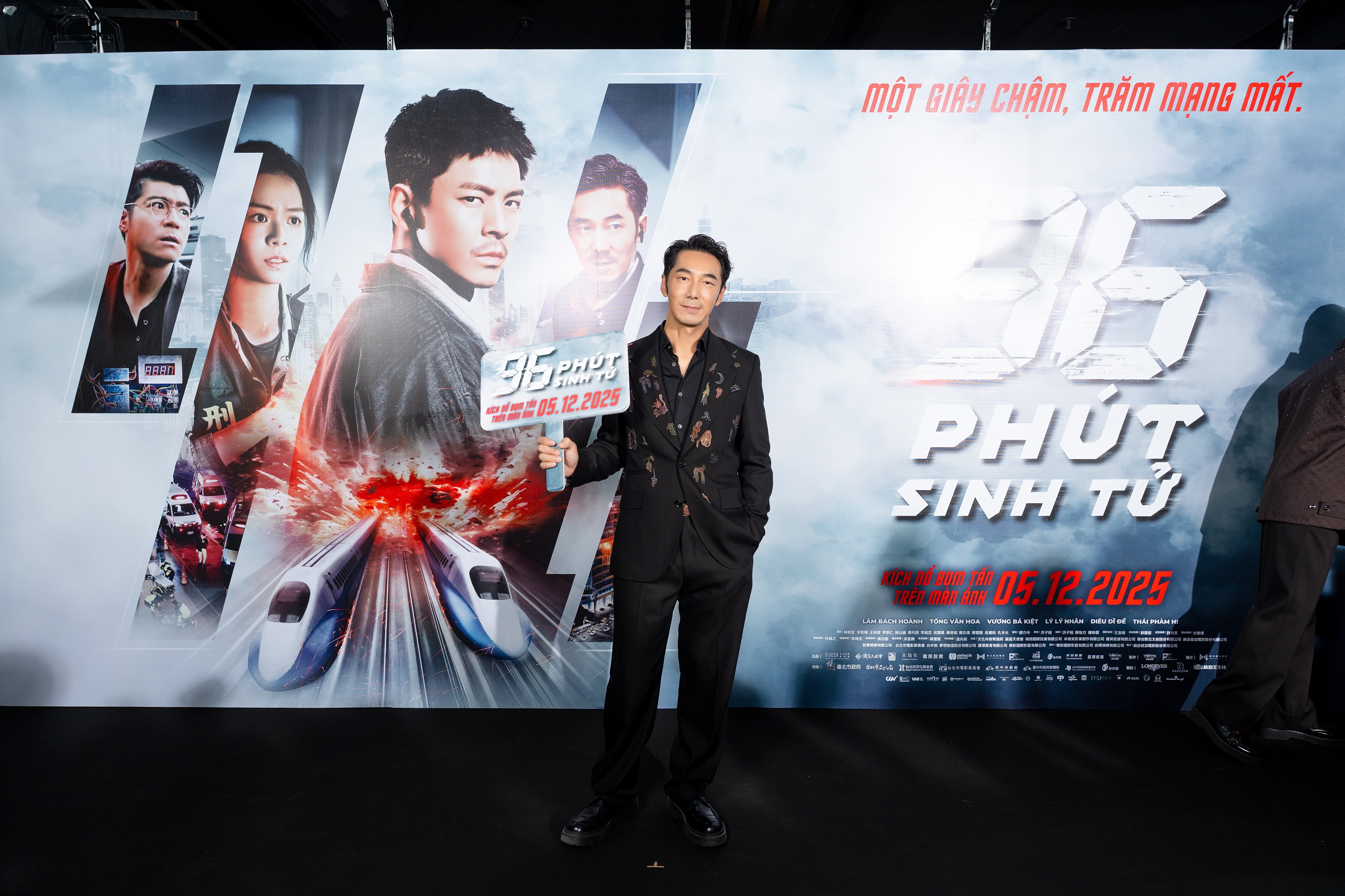 'Nam thần xứ Đài' Lâm Bách Hoành hội ngộ cùng dàn sao trăm tỷ của 'Tử chiến trên không', 'Mưa đỏ' tại họp báo '96 phút sinh tử'