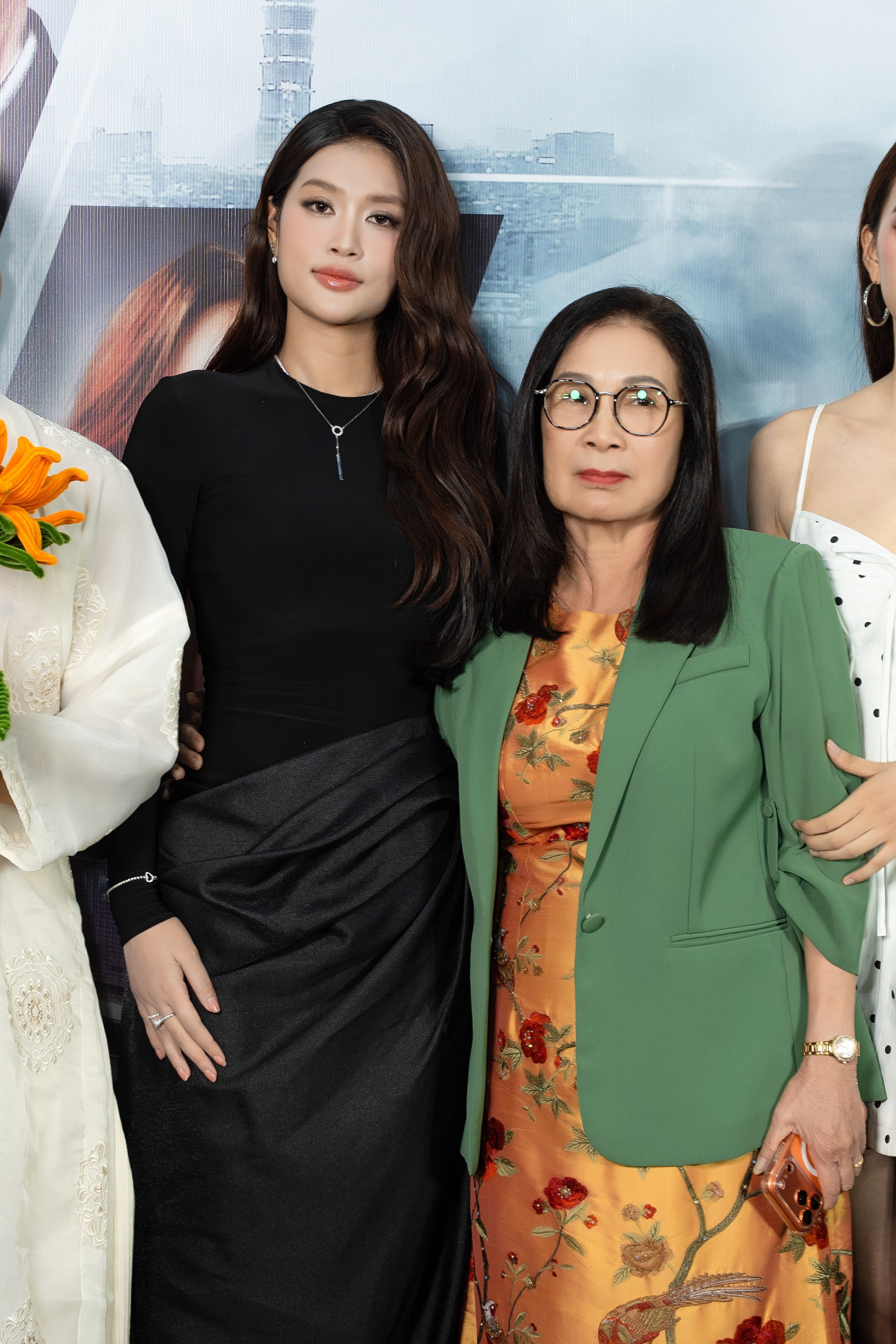 'Nam thần xứ Đài' Lâm Bách Hoành hội ngộ cùng dàn sao trăm tỷ của 'Tử chiến trên không', 'Mưa đỏ' tại họp báo '96 phút sinh tử'