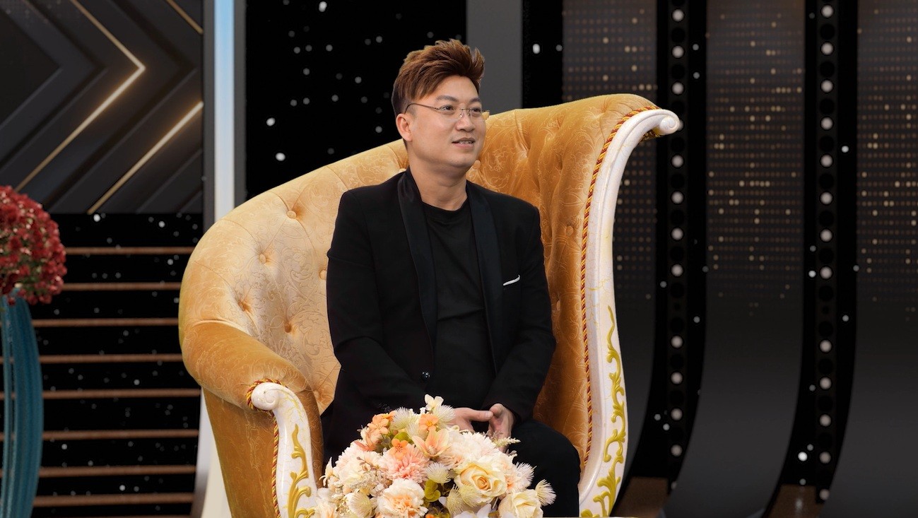 Ca nhạc sĩ Sỹ Luân hạnh phúc khi các em trong mái ấm gọi tiếng 'cha'