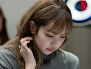 Lisa (BlackPink) có phim điện ảnh đầu tiên, netizen lo lắng vì nam chính