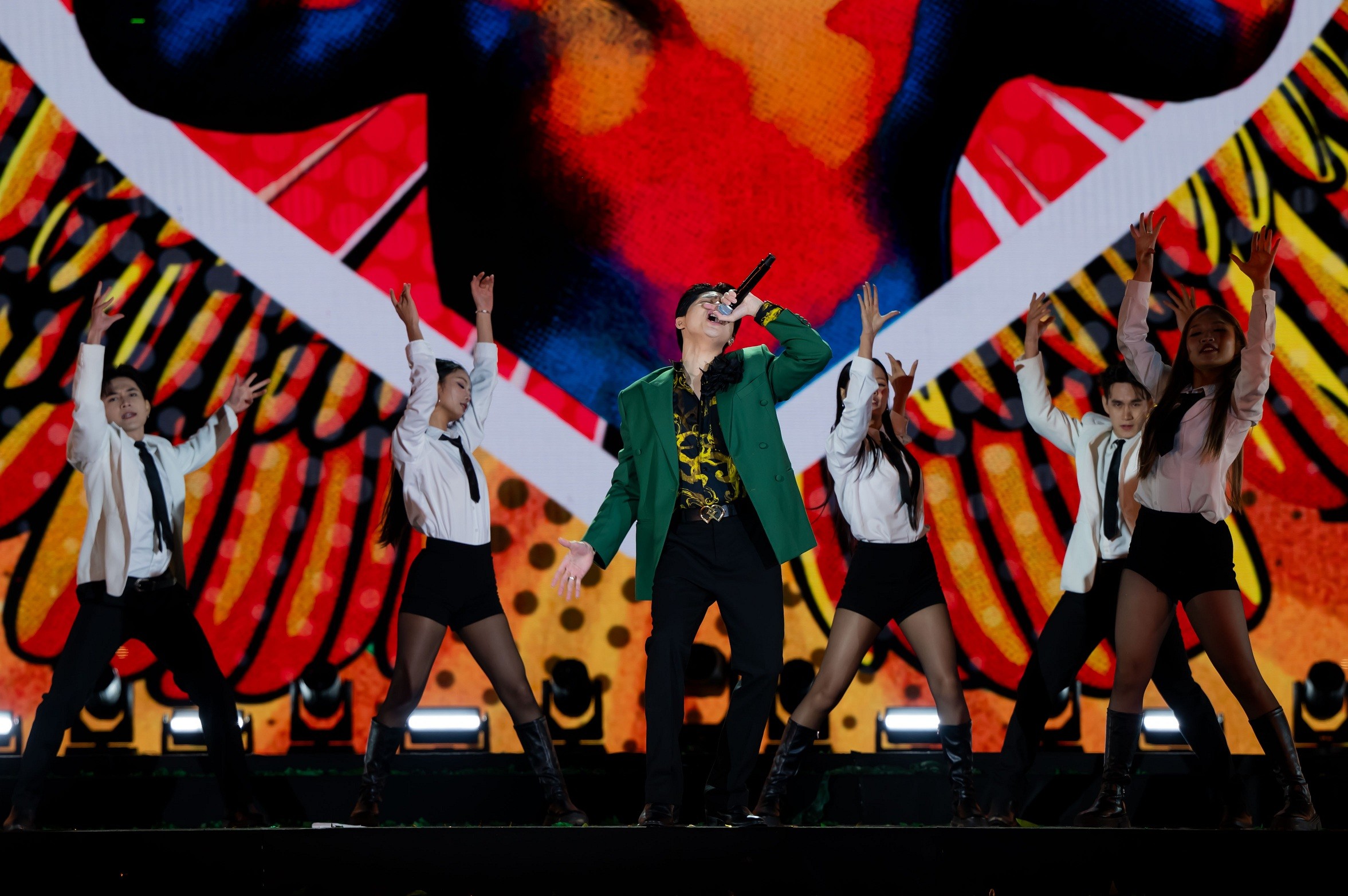 Gần 40 đại diện 'Miss Cosmo 2025' mang sắc màu Carnival đến sân khấu khai mạc lễ hội trà quốc tế - World T.E.A Fest 2025