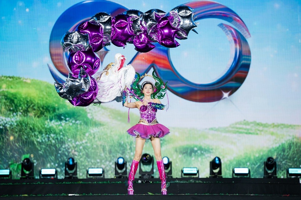 Gần 40 đại diện 'Miss Cosmo 2025' mang sắc màu Carnival đến sân khấu khai mạc lễ hội trà quốc tế - World T.E.A Fest 2025