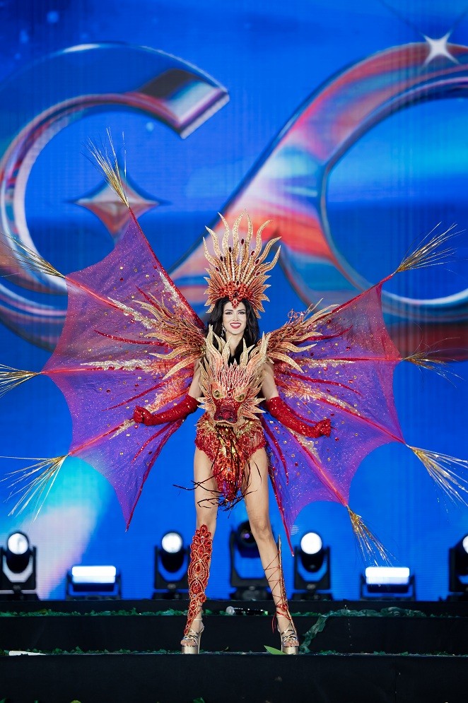 Gần 40 đại diện 'Miss Cosmo 2025' mang sắc màu Carnival đến sân khấu khai mạc lễ hội trà quốc tế - World T.E.A Fest 2025