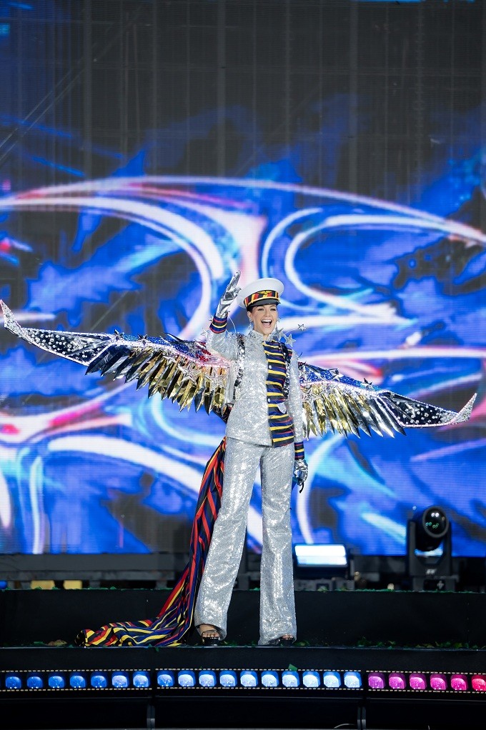 Gần 40 đại diện 'Miss Cosmo 2025' mang sắc màu Carnival đến sân khấu khai mạc lễ hội trà quốc tế - World T.E.A Fest 2025