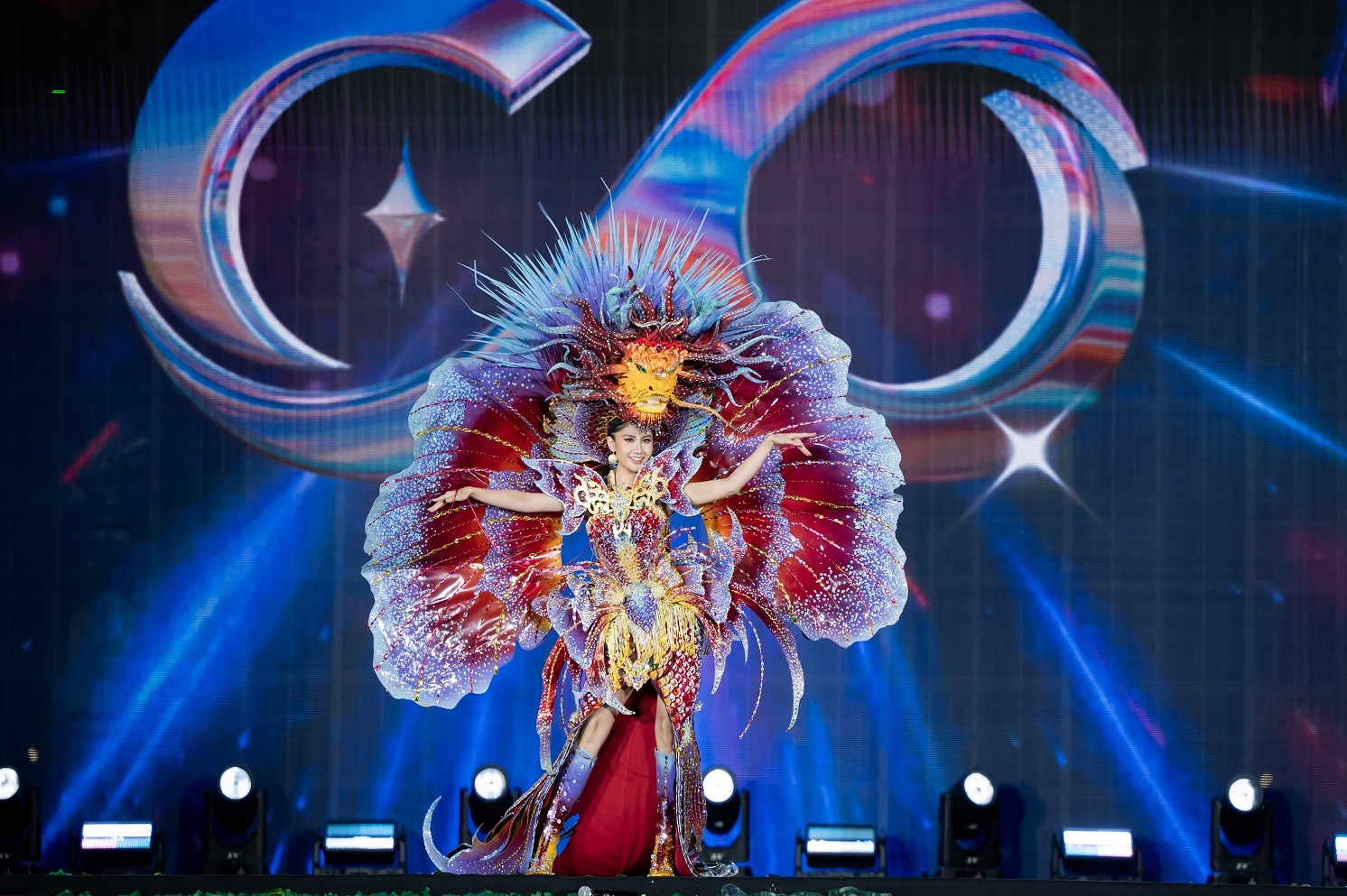 Gần 40 đại diện 'Miss Cosmo 2025' mang sắc màu Carnival đến sân khấu khai mạc lễ hội trà quốc tế - World T.E.A Fest 2025