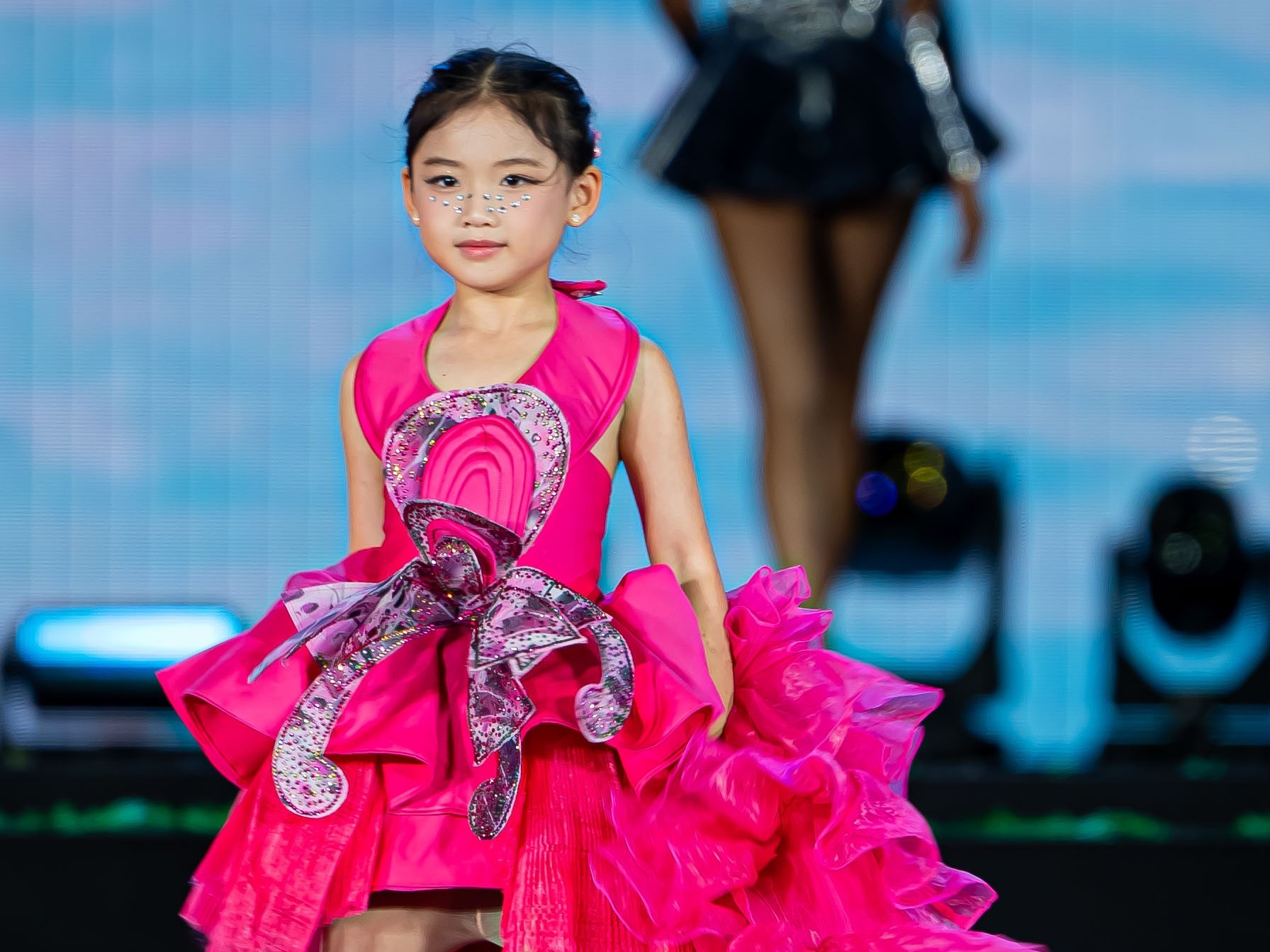 Á quân 'Cosmo Kid’s Star 2025' Lê Ngọc Như Ý tự tin catwalk tại 'Cosmo The Show 2025' giữa thời tiết se lạnh
