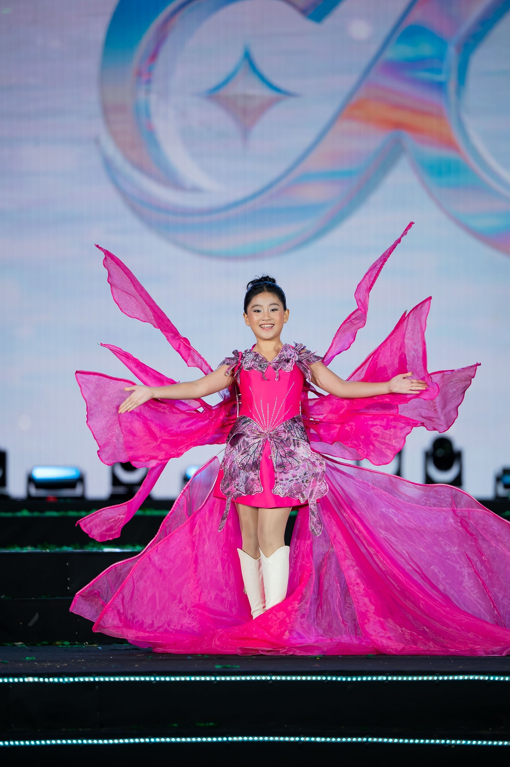 Á quân 'Cosmo Kid’s Star 2025' Lê Ngọc Như Ý tự tin catwalk tại 'Cosmo The Show 2025' giữa thời tiết se lạnh