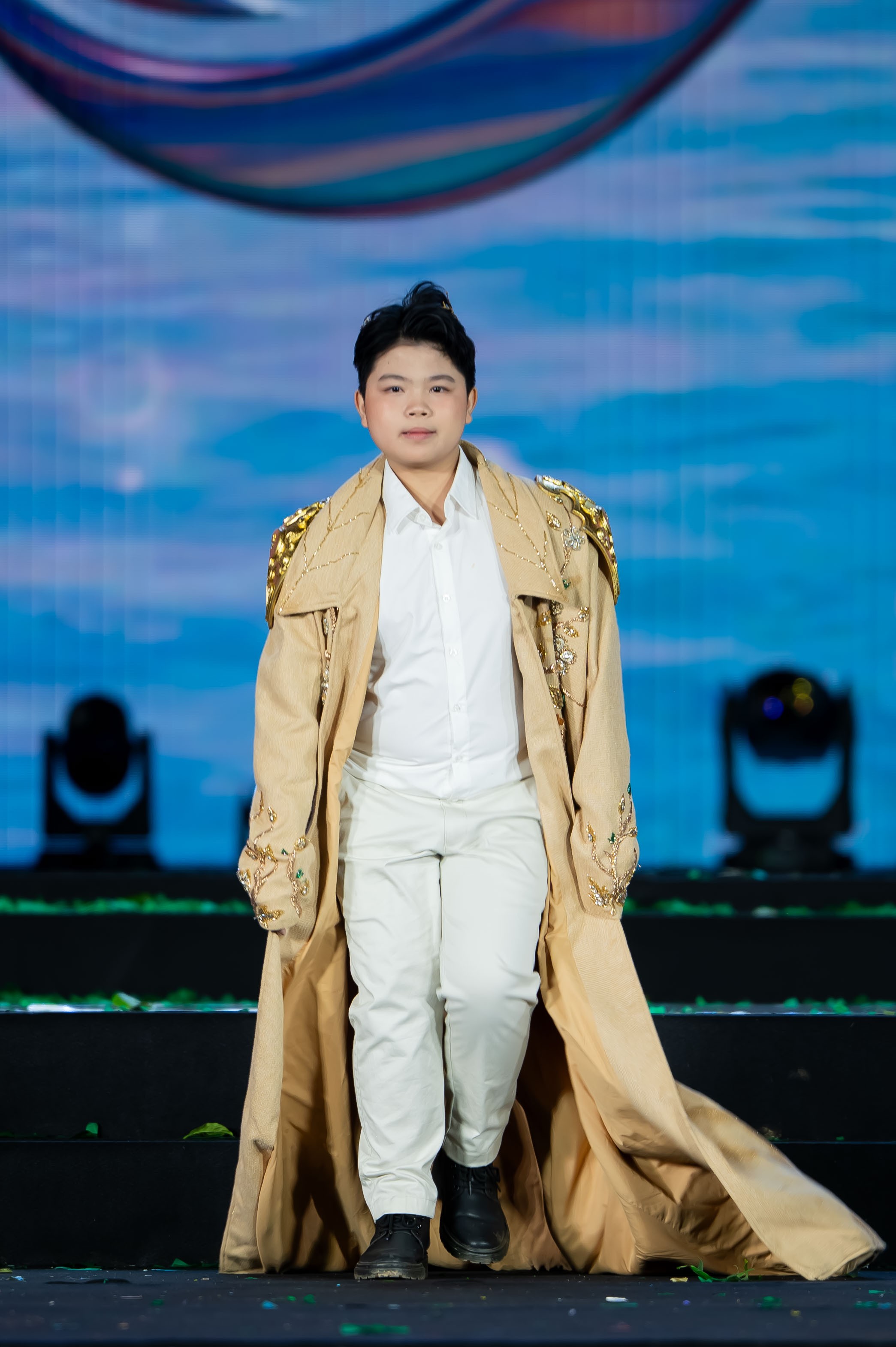 Á quân 'Cosmo Kid’s Star 2025' Lê Ngọc Như Ý tự tin catwalk tại 'Cosmo The Show 2025' giữa thời tiết se lạnh