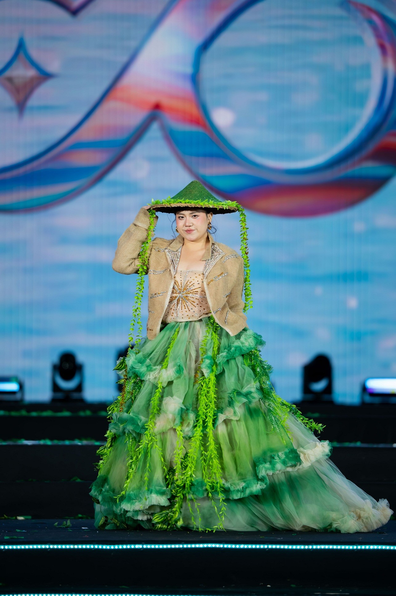 Á quân 'Cosmo Kid’s Star 2025' Lê Ngọc Như Ý tự tin catwalk tại 'Cosmo The Show 2025' giữa thời tiết se lạnh