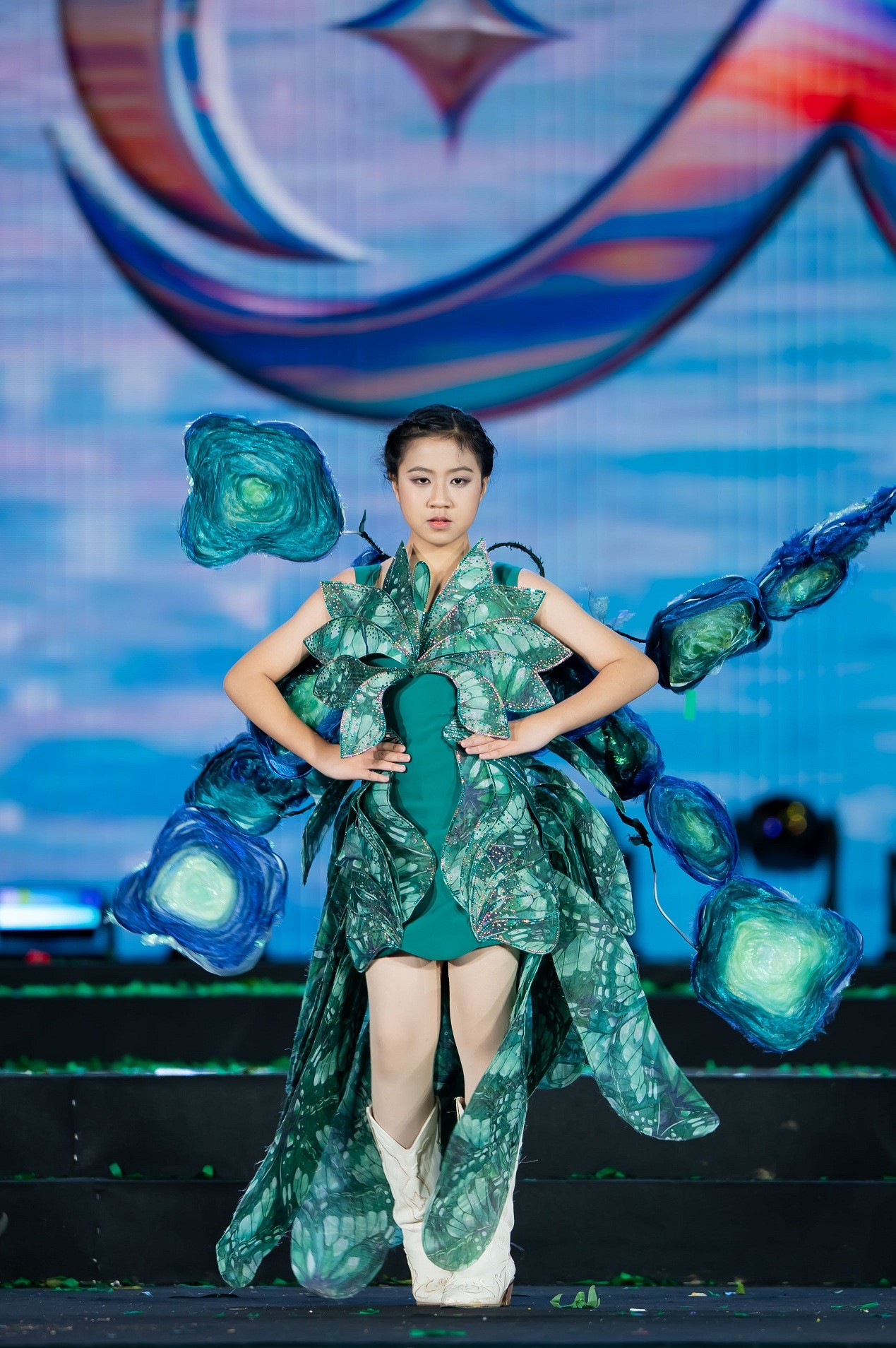 Á quân 'Cosmo Kid’s Star 2025' Lê Ngọc Như Ý tự tin catwalk tại 'Cosmo The Show 2025' giữa thời tiết se lạnh