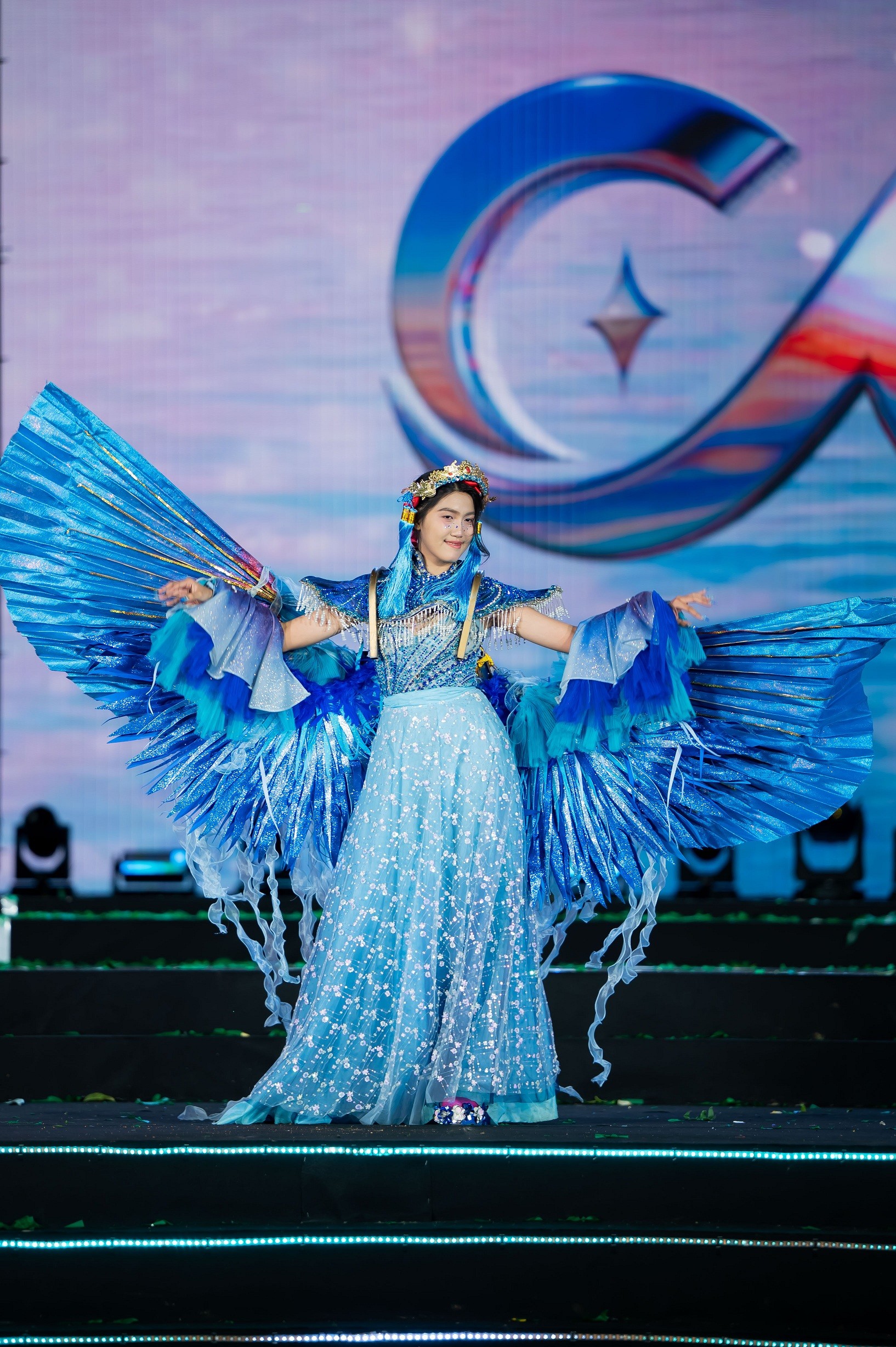 Á quân 'Cosmo Kid’s Star 2025' Lê Ngọc Như Ý tự tin catwalk tại 'Cosmo The Show 2025' giữa thời tiết se lạnh