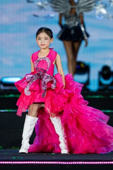 Á quân 'Cosmo Kid’s Star 2025' Lê Ngọc Như Ý tự tin catwalk tại 'Cosmo The Show 2025' giữa thời tiết se lạnh