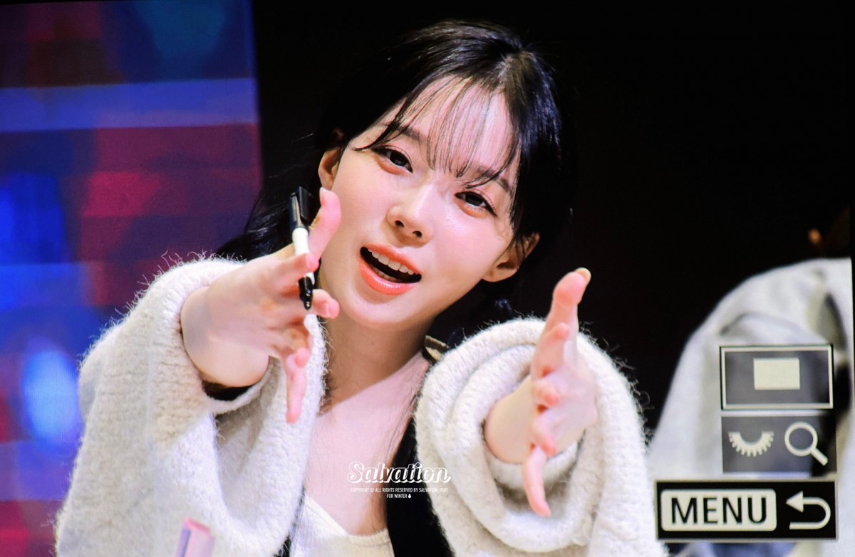 Winter (aespa) vui vẻ ký tặng fan hậu scandal hẹn hò Jungkook (BTS)