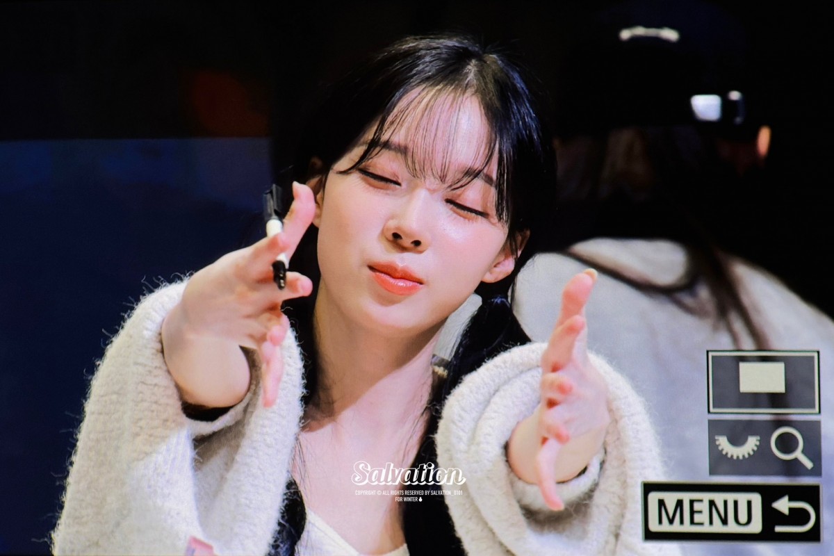 Winter (aespa) vui vẻ ký tặng fan hậu scandal hẹn hò Jungkook (BTS)