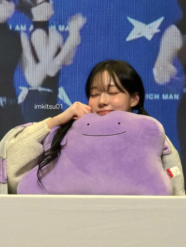 Winter (aespa) vui vẻ ký tặng fan hậu scandal hẹn hò Jungkook (BTS)