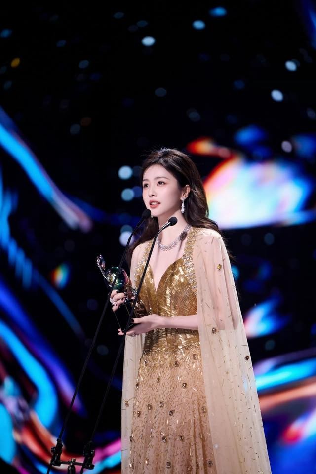 Bạch Lộc vướng ồn ào vì sự cố trao nhầm giải của Lưu Thi Thi