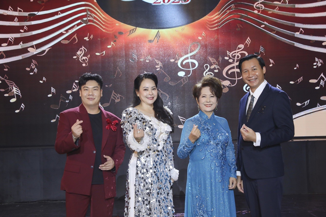 'Tình Bolero 2025': Trương Minh Cường bùng nổ cảm xúc với liên khúc về miền Trung, Hiền Trang gây xúc động mạnh với tiết mục về tình mẫu tử