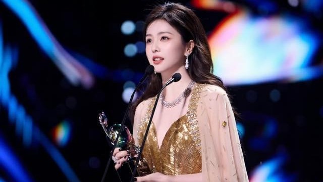 Bạch Lộc vướng ồn ào vì sự cố trao nhầm giải của Lưu Thi Thi