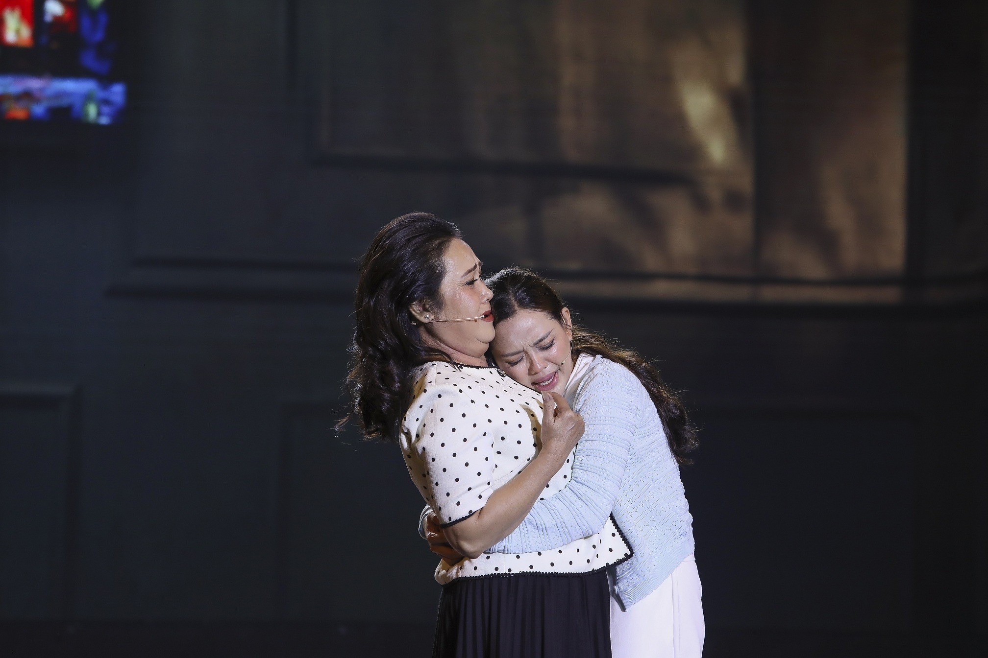 'Tình Bolero 2025': Trương Minh Cường bùng nổ cảm xúc với liên khúc về miền Trung, Hiền Trang gây xúc động mạnh với tiết mục về tình mẫu tử