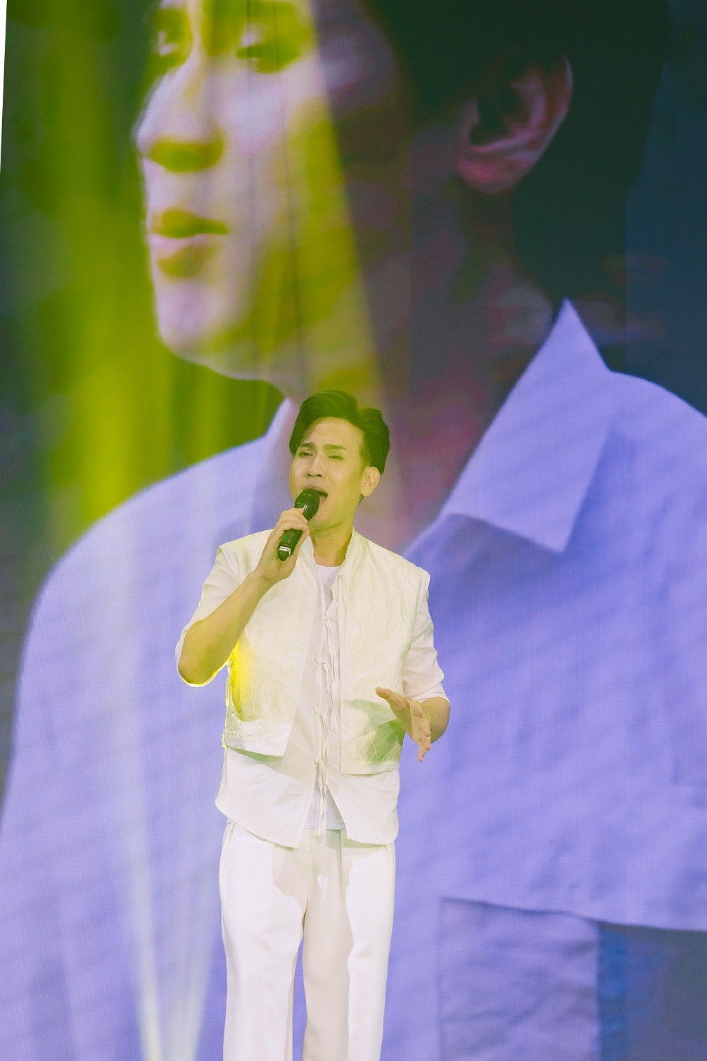 Đông đảo nghệ sĩ Việt đồng hành với chương trình 'Tình người giữa bão lũ'