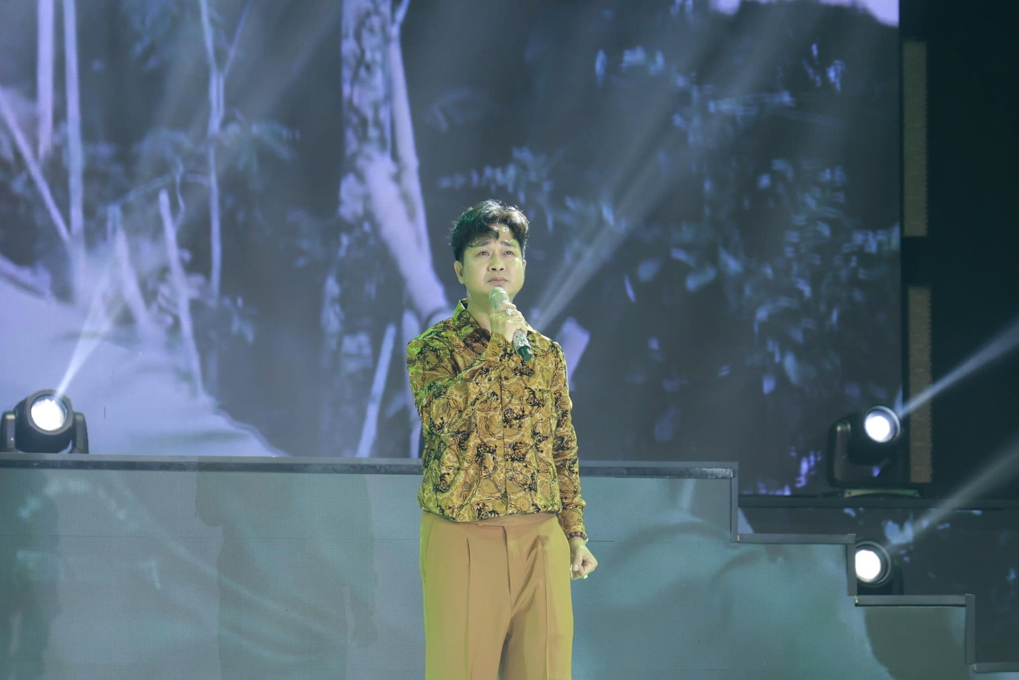 Đông đảo nghệ sĩ Việt đồng hành với chương trình 'Tình người giữa bão lũ'