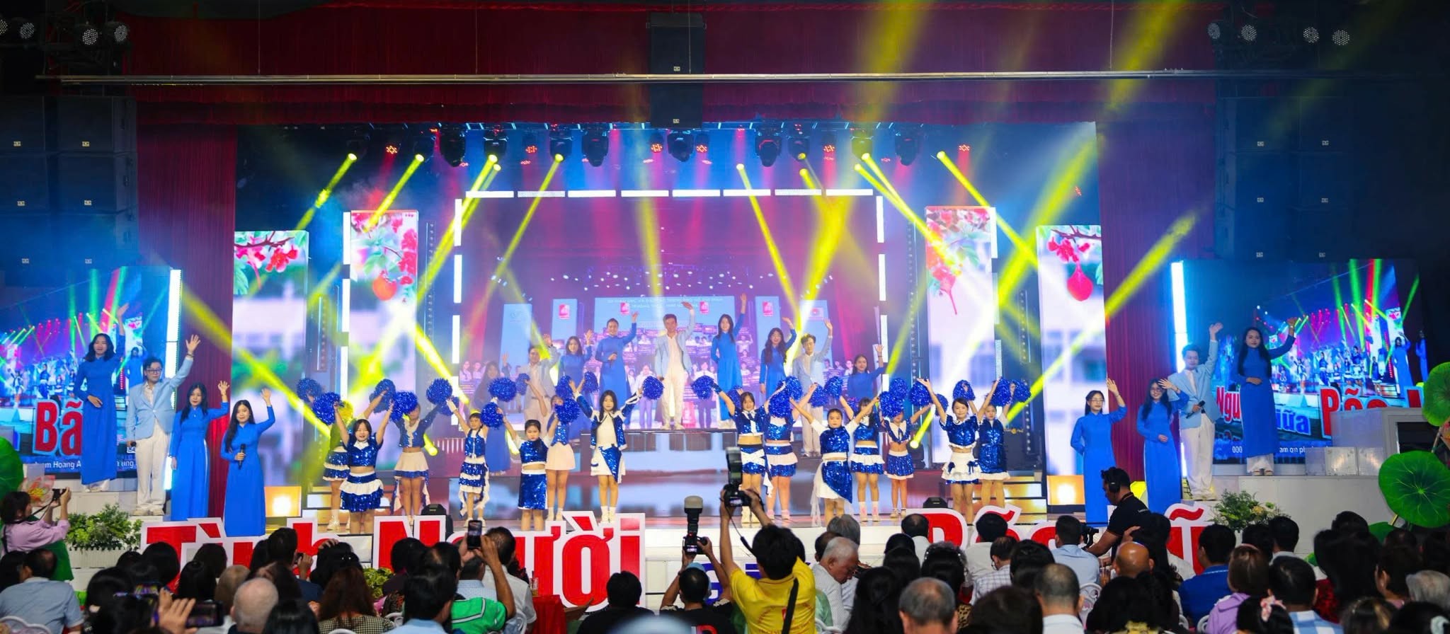 Đông đảo nghệ sĩ Việt đồng hành với chương trình 'Tình người giữa bão lũ'